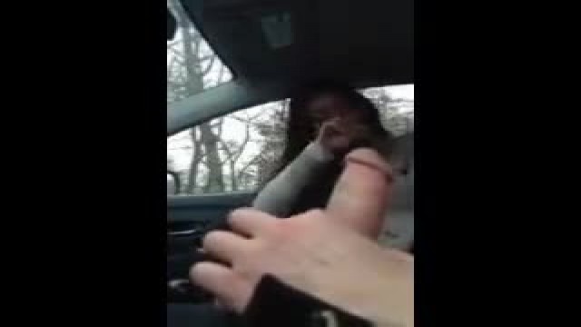 Армянка сосет член в машине и глотает сперму